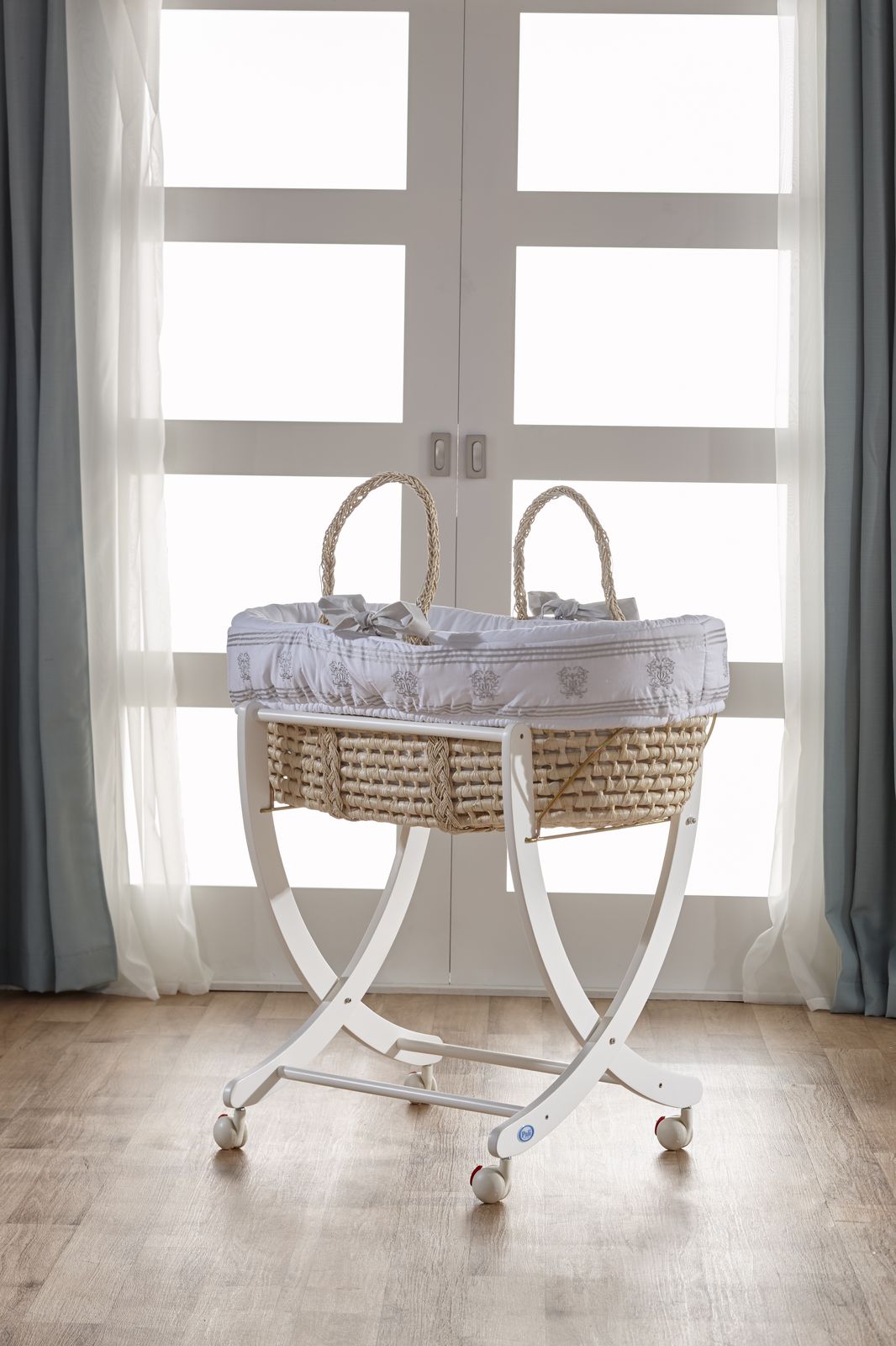moses basket stand with wheels